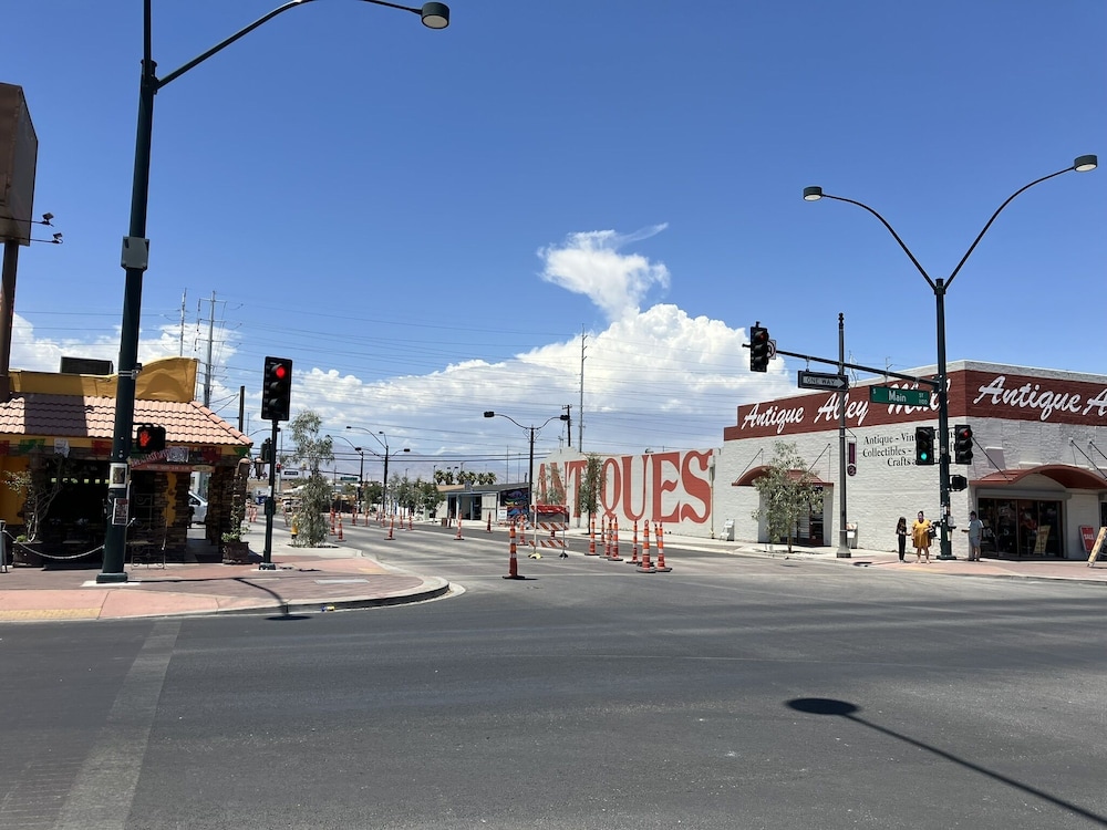 Desert Moon Motel 11/63