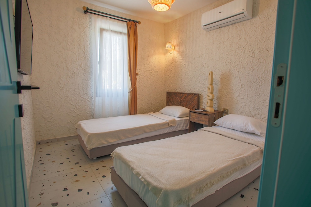 Glenn Hotel Beach 19/50
