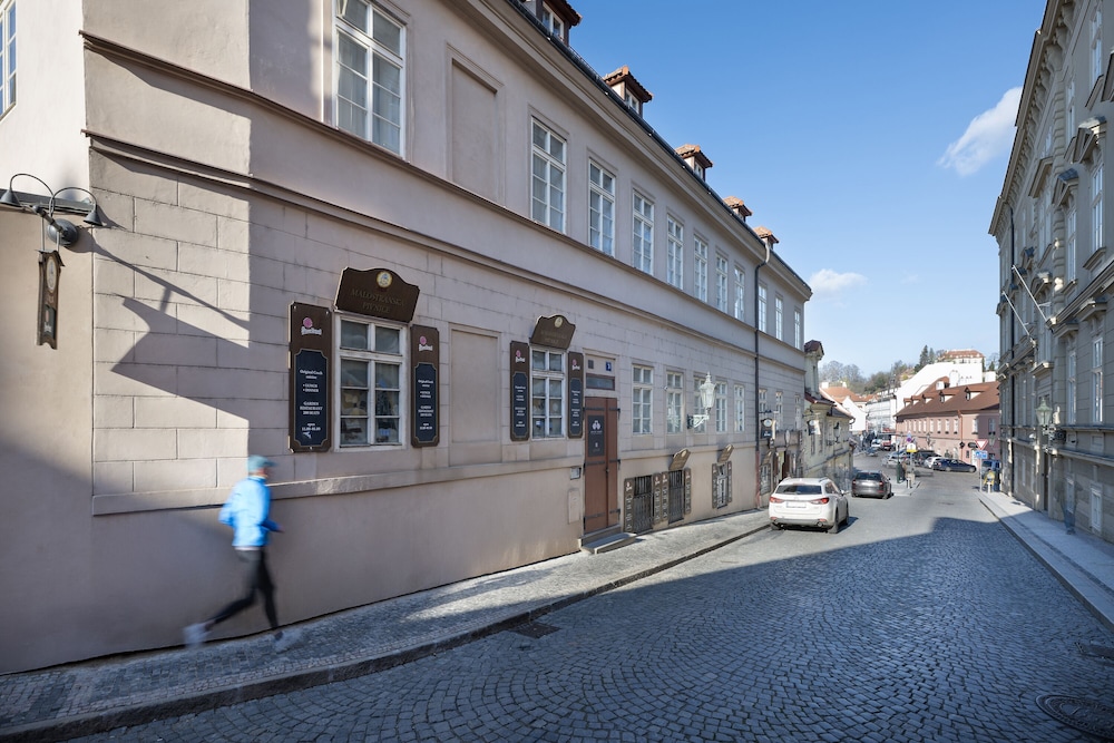 White Swan Boutique Apartments 52/58