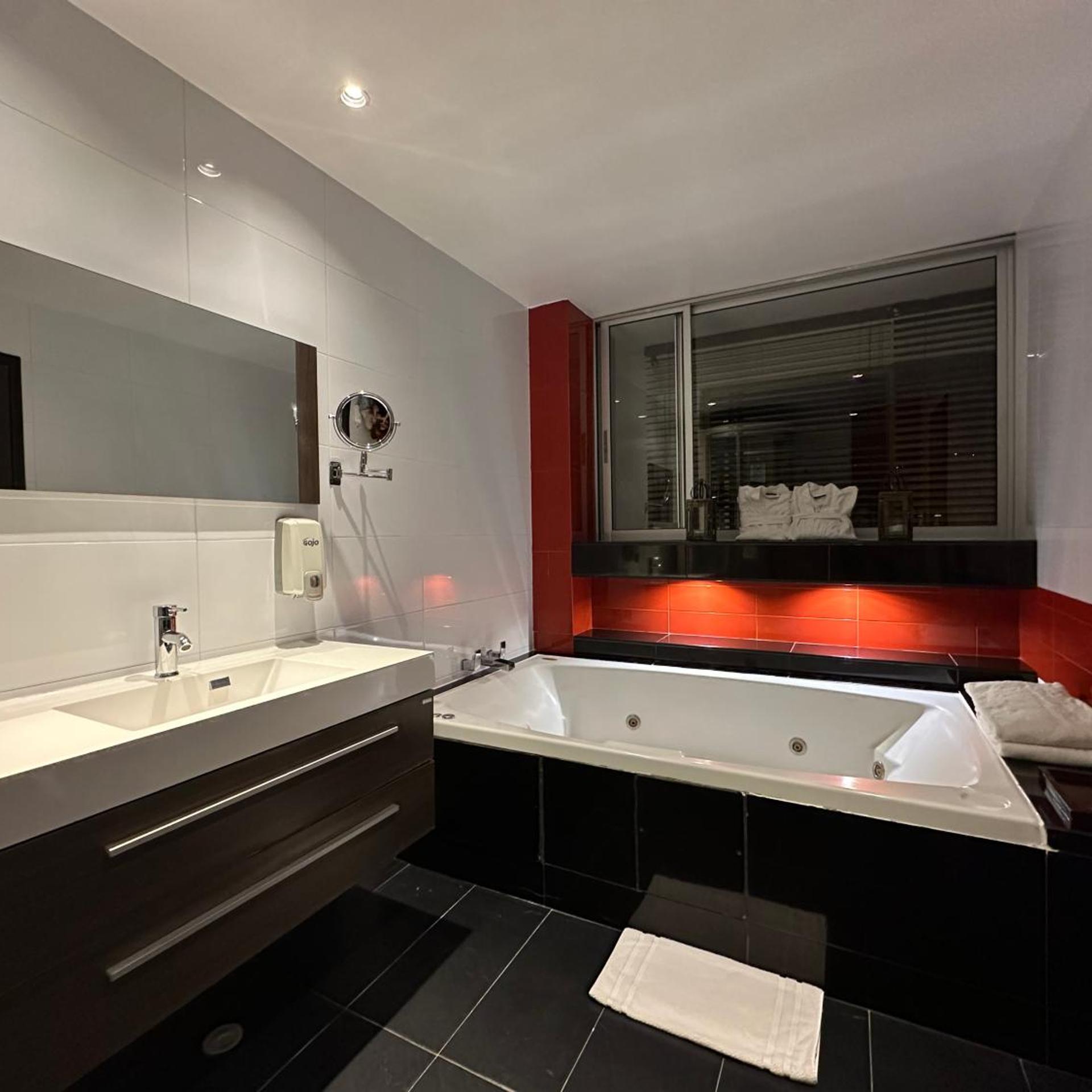 Suites 108 52/55