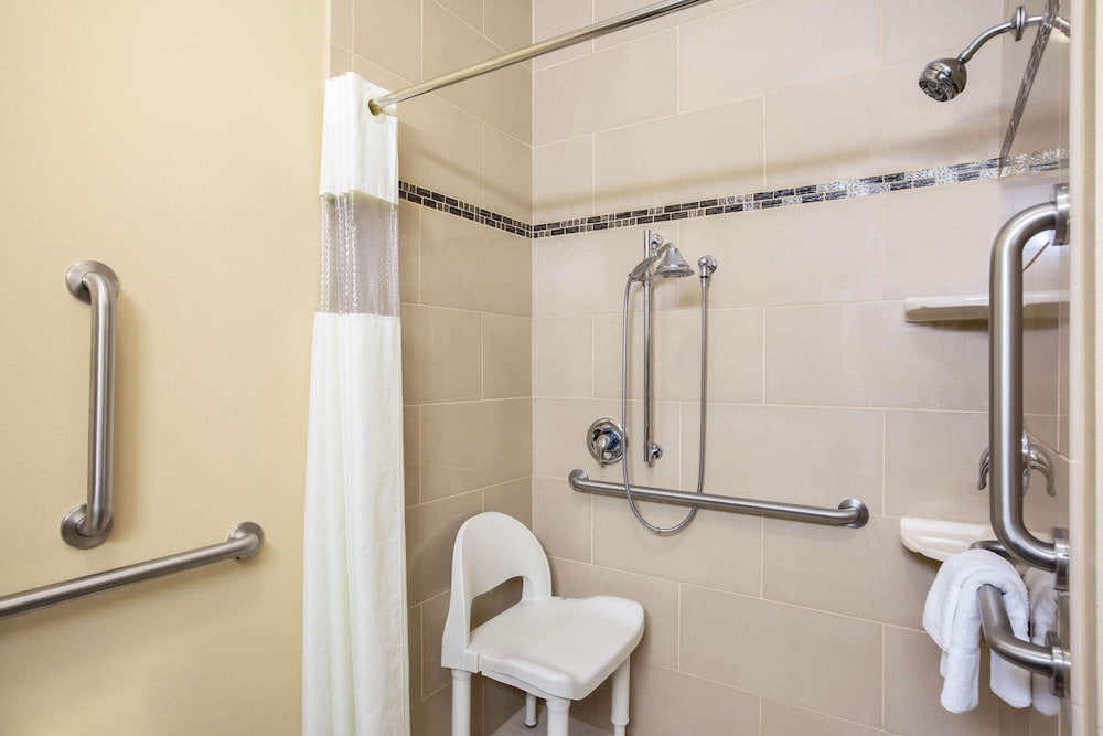 La Quinta Inn Suites By Wyndham Sioux Falls 18/55