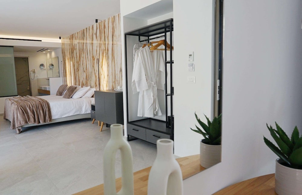 SUITE, KING BED, HOT TUB