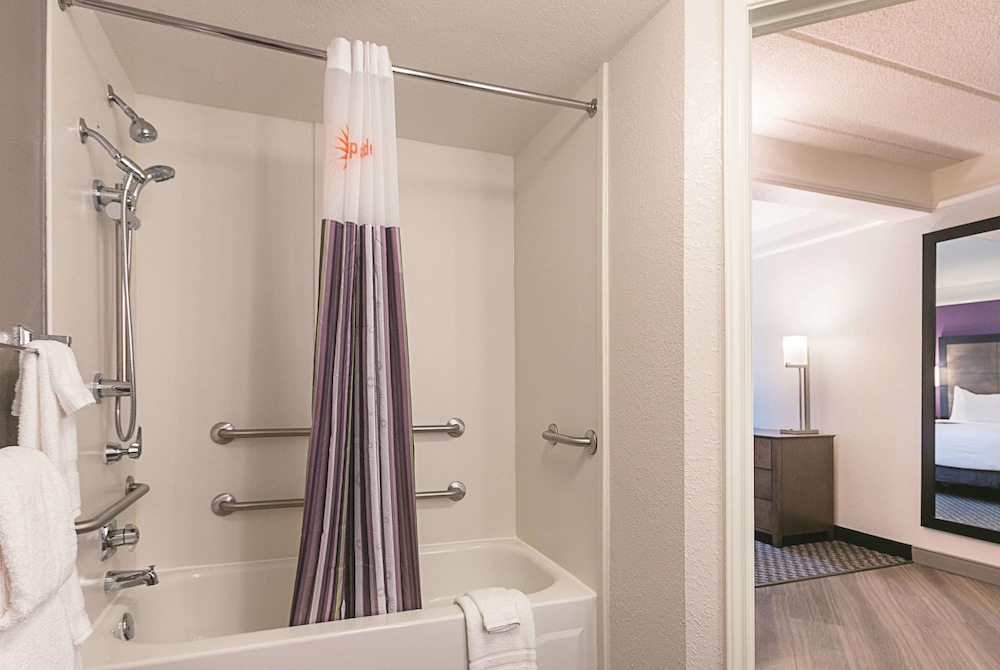La Quinta Inn & Suites by Wyndham Atlanta Alpharetta 10/37