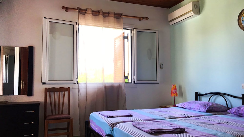 SUPERIOR, STUDIO, TWIN BEDS, KITCHENETTE