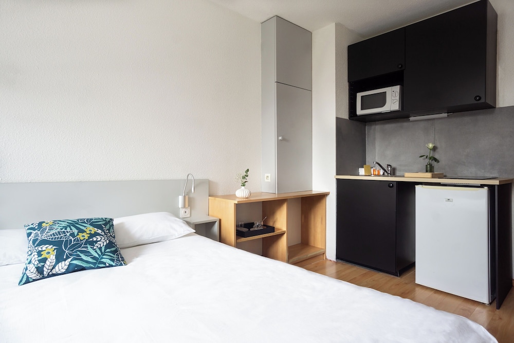 STUDIO, DOUBLE BED