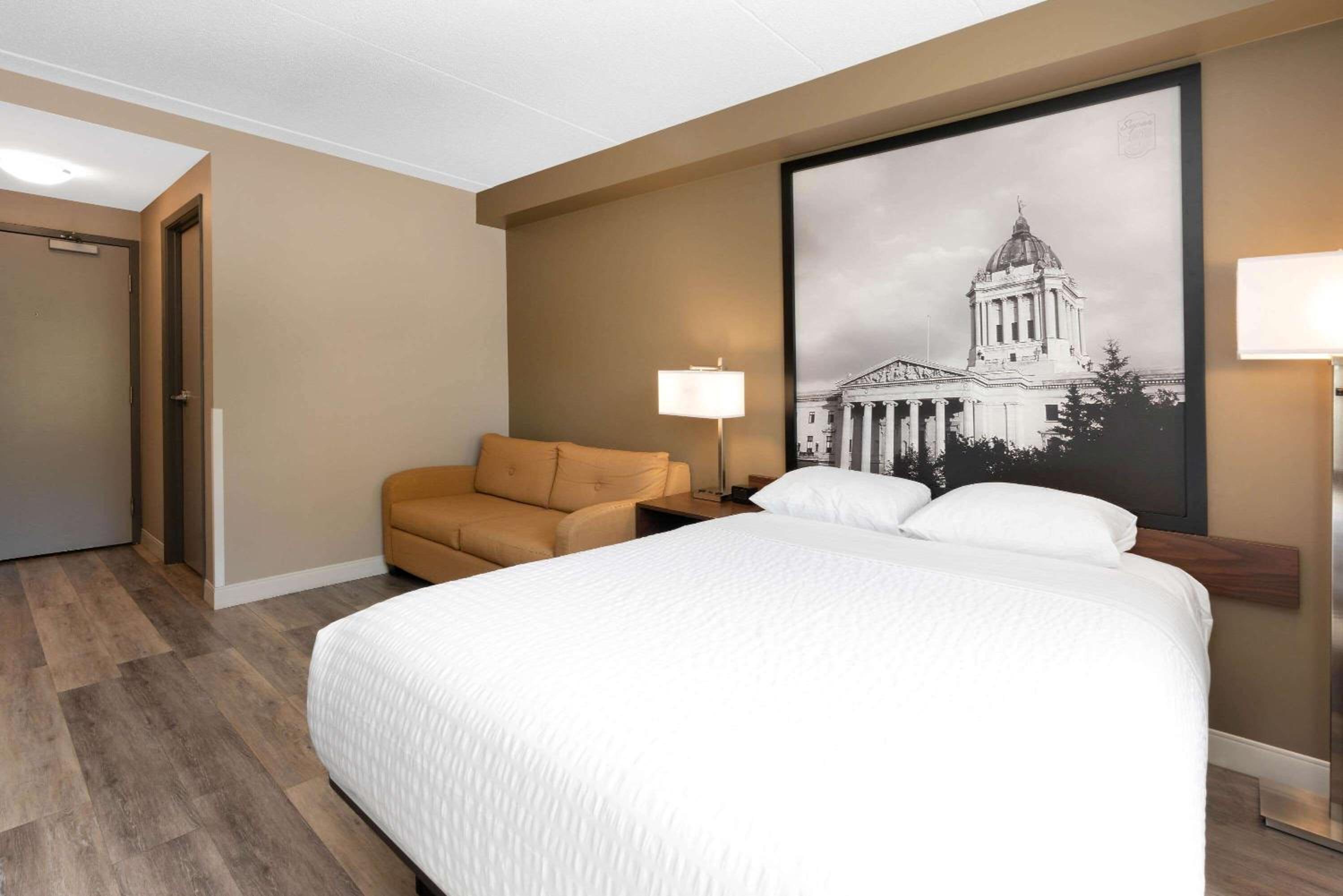 غرفة بزنس بسرير كوين مع أريكة، Super 8 by Wyndham Winnipeg West 4/10