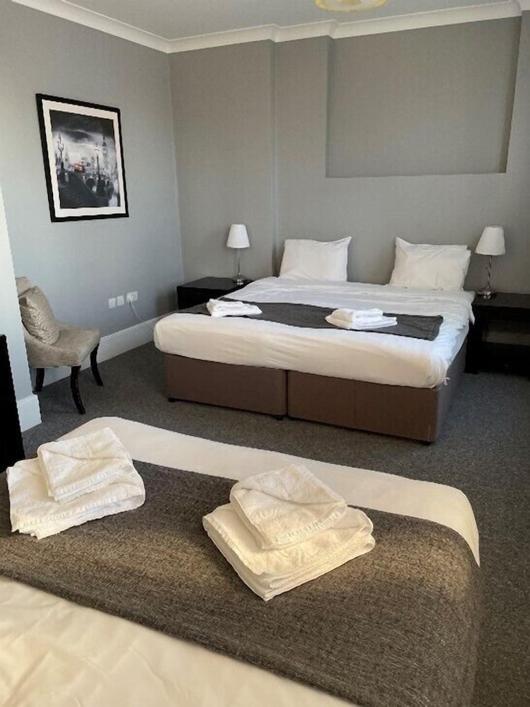 غرفة سوبيريور رباعية بسرير مزدوج وسريرين منفصلين، RAVNA GORA HOTEL 2/2
