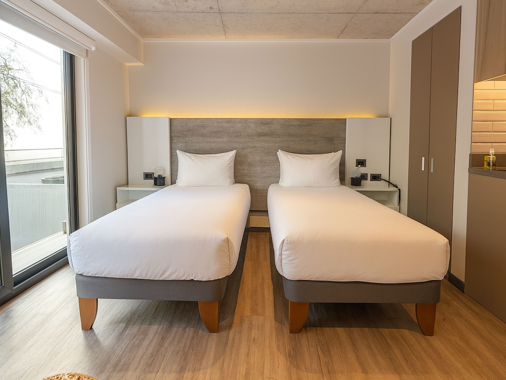 STUDIO, TWIN BEDS