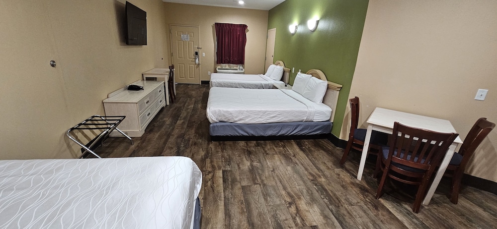 Deluxe, Triple, 1 Double and 2 Queen Beds