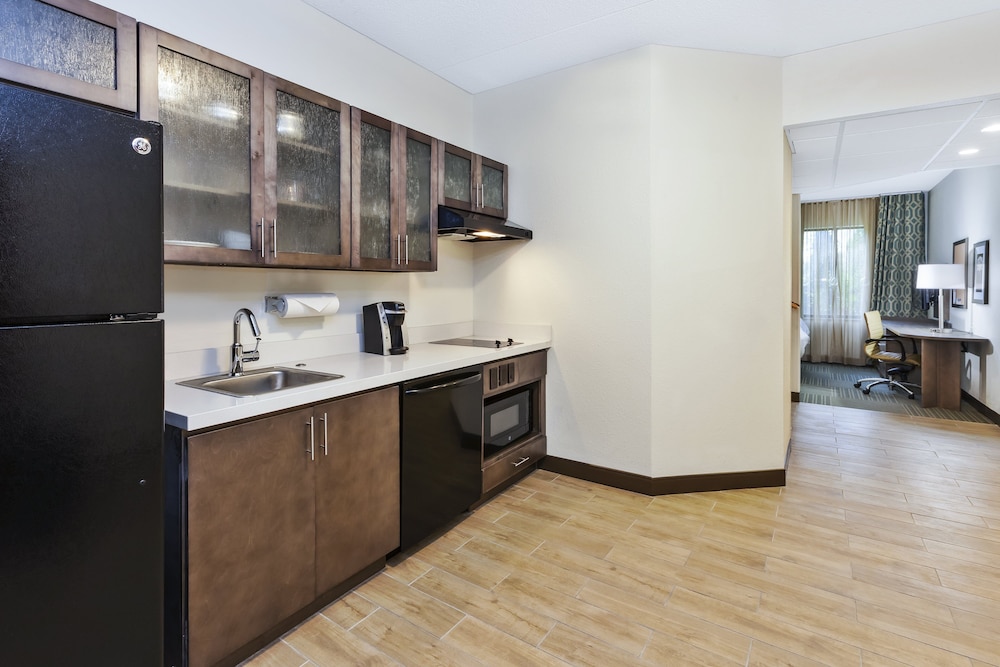 Candlewood Suites Grand Rapids Airport, an IHG Hotel 8/53