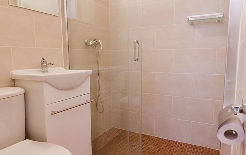 MIXED DORM, 6 BEDS, SHARED BATHROOM