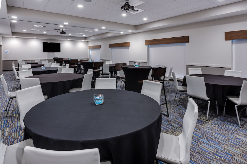 Holiday Inn Express Suites Rice Lake 51/72