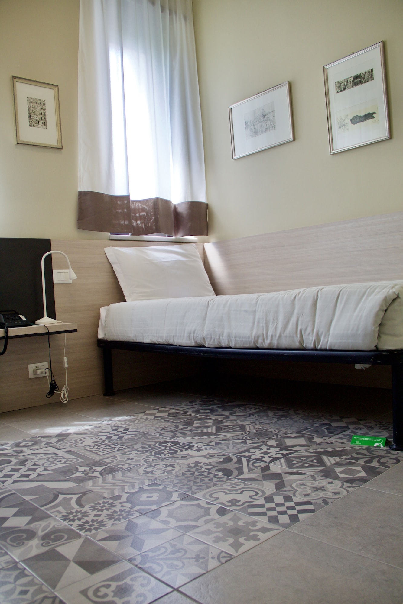ROOM, SINGLE, SINGLE BED