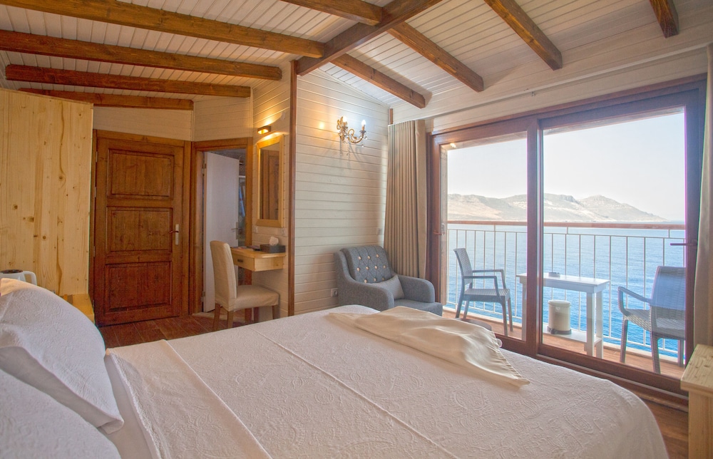 Sunset Villa Hotel 8/50
