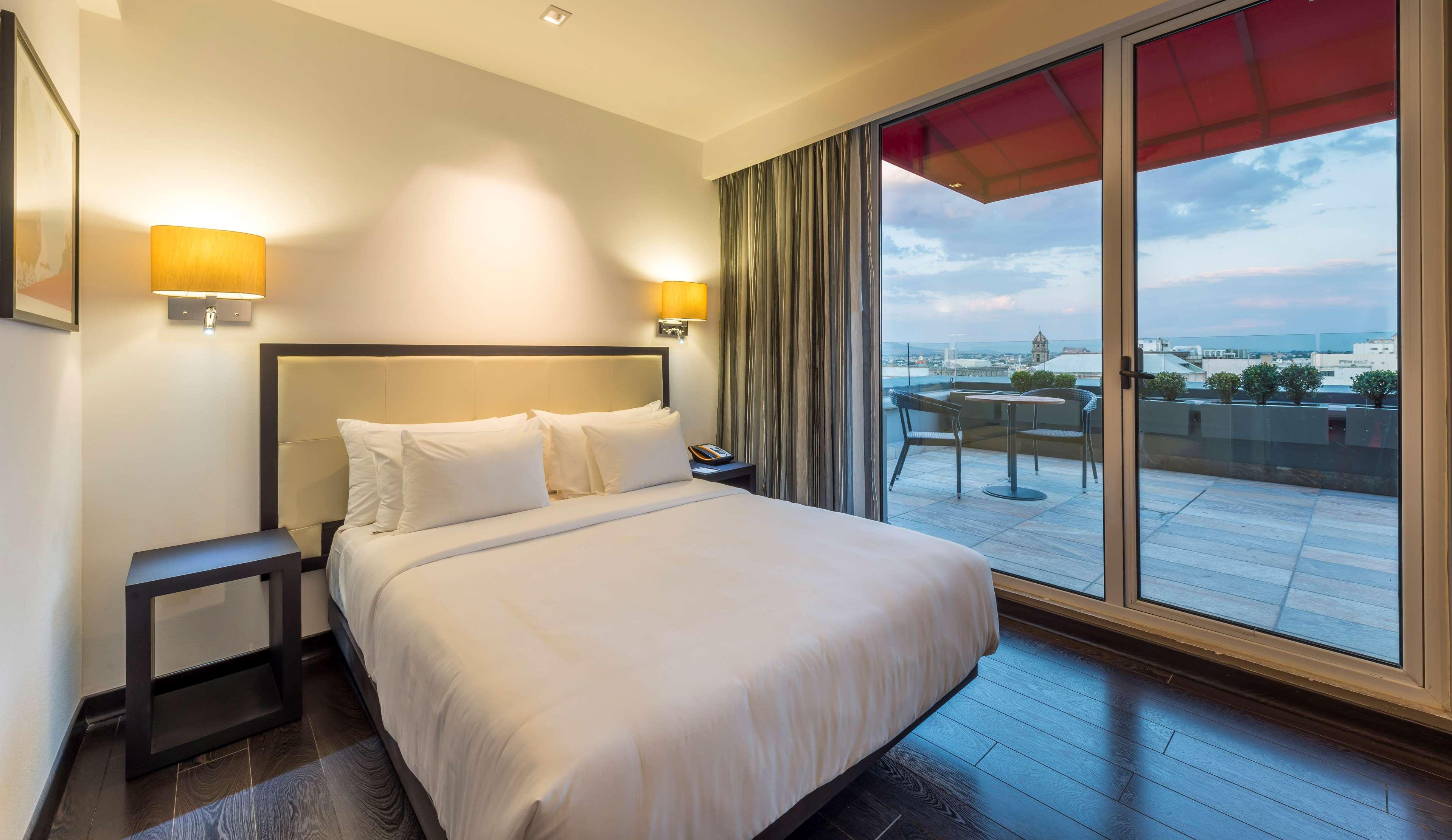 GUEST ROOM, QUEEN BED, TERRACE