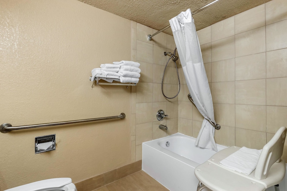 Quality Inn & Suites Des Moines - Merle Hay Road 15/39