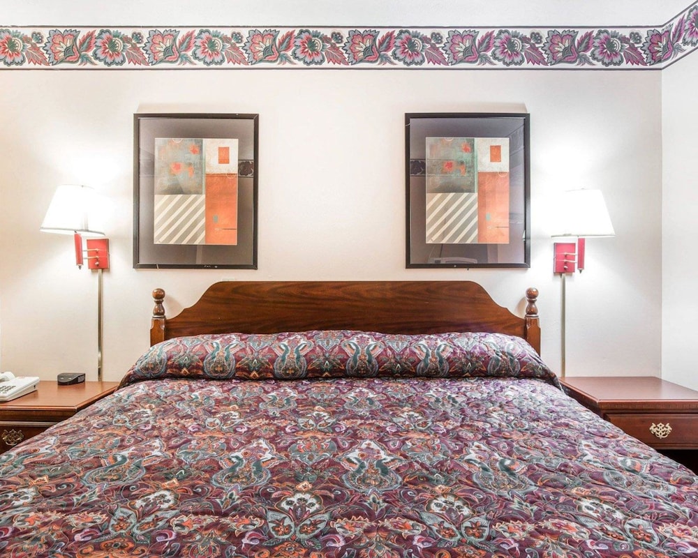 Econo Lodge Mc Donough 14/33