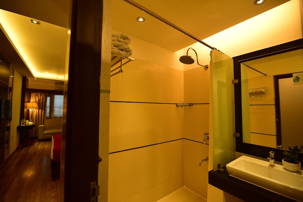 HOTEL SURYA ROYAL 40/41