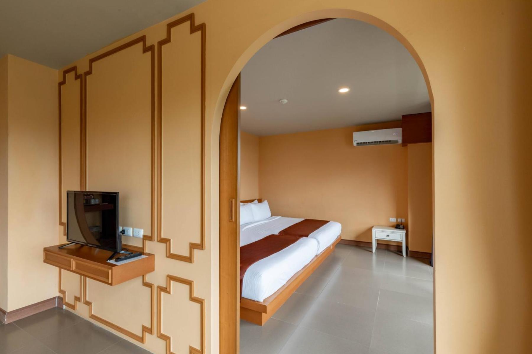 Family Suite, Town View, ROYAL PINEAPPLE HOTEL a welcome to wealth and good fortune 4/7