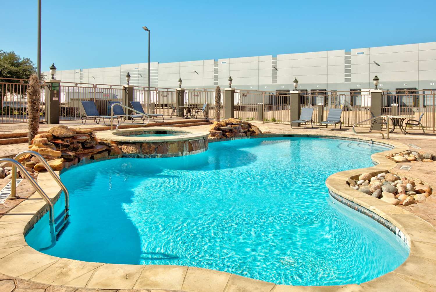 La Quinta Inn & Suites by Wyndham Dallas Grand Prairie South 42/44