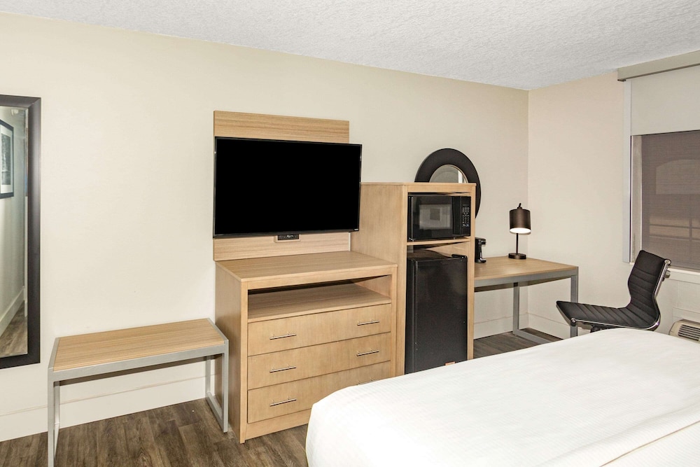 La Quinta Inn & Suites by Wyndham Joplin 24/56