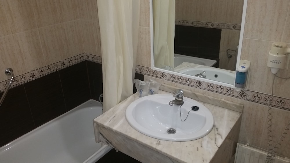 Mont Park Hotel 29/33