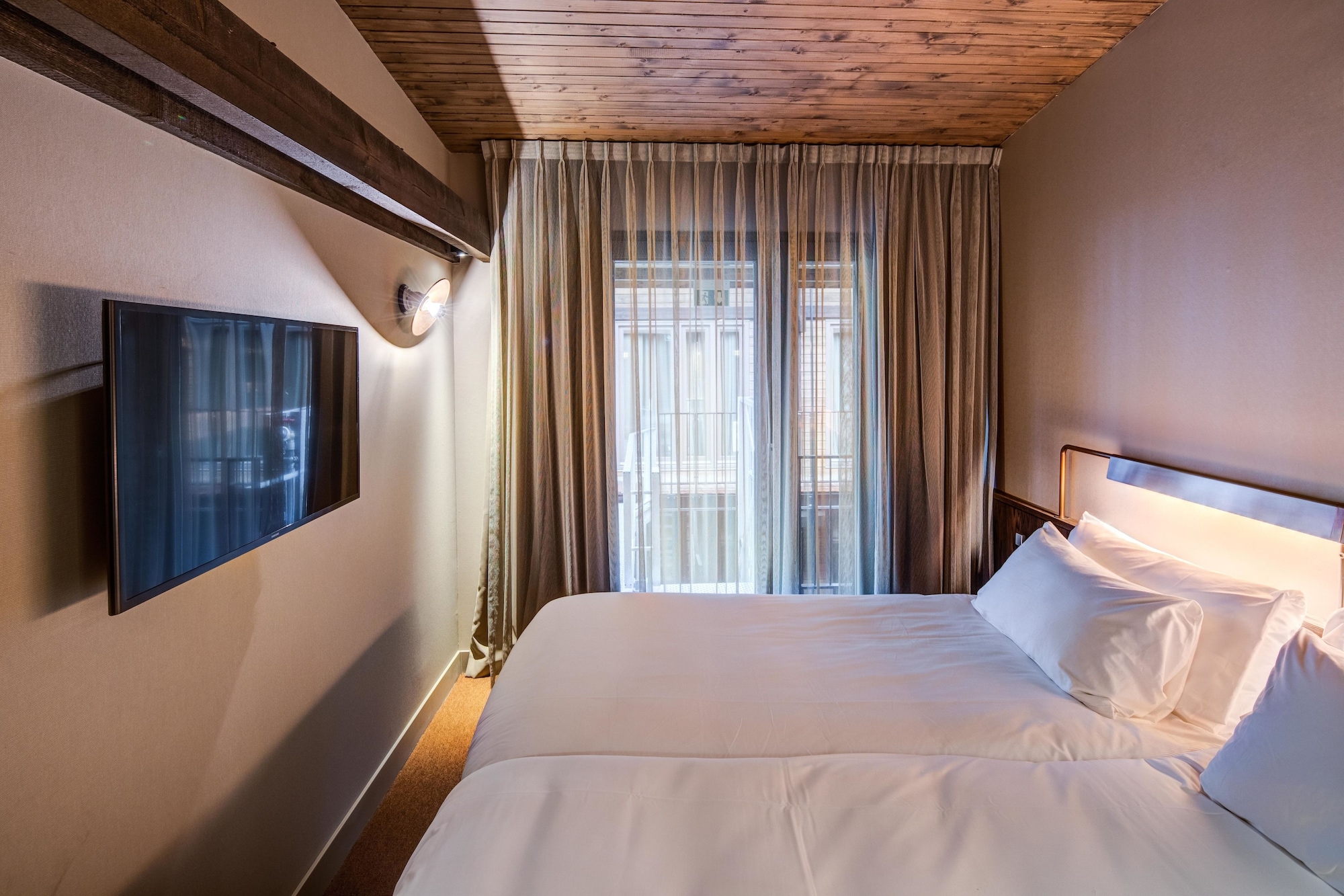 ROOM, DOUBLE BED