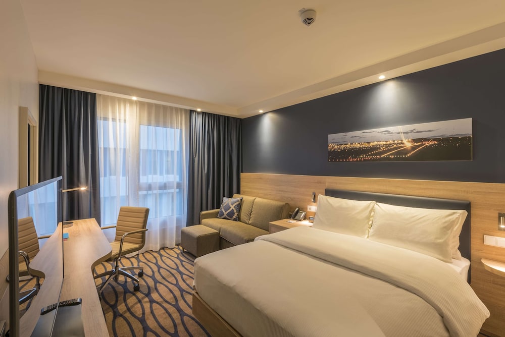 ROOM, QUEEN BED, SOFA