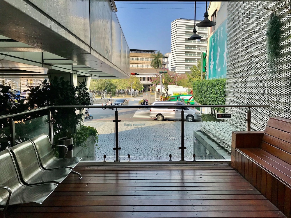 Oriental Hotel 24/50