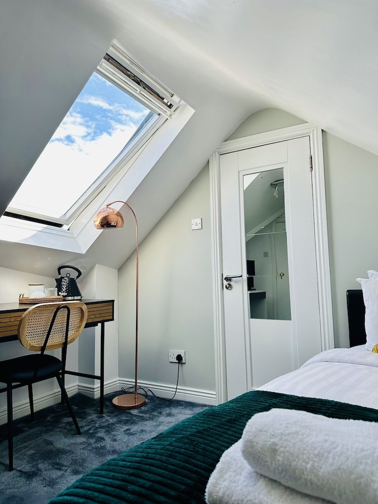 Basic, Single, Single Bed, City View, Attic