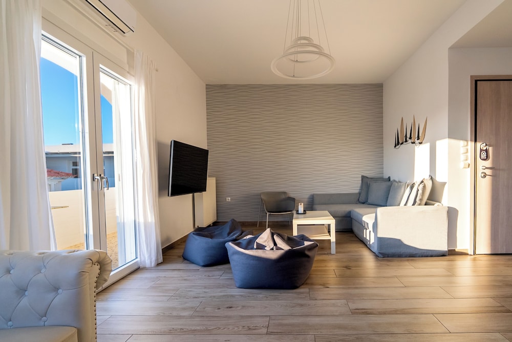 White Rock Milos Suites 35/55