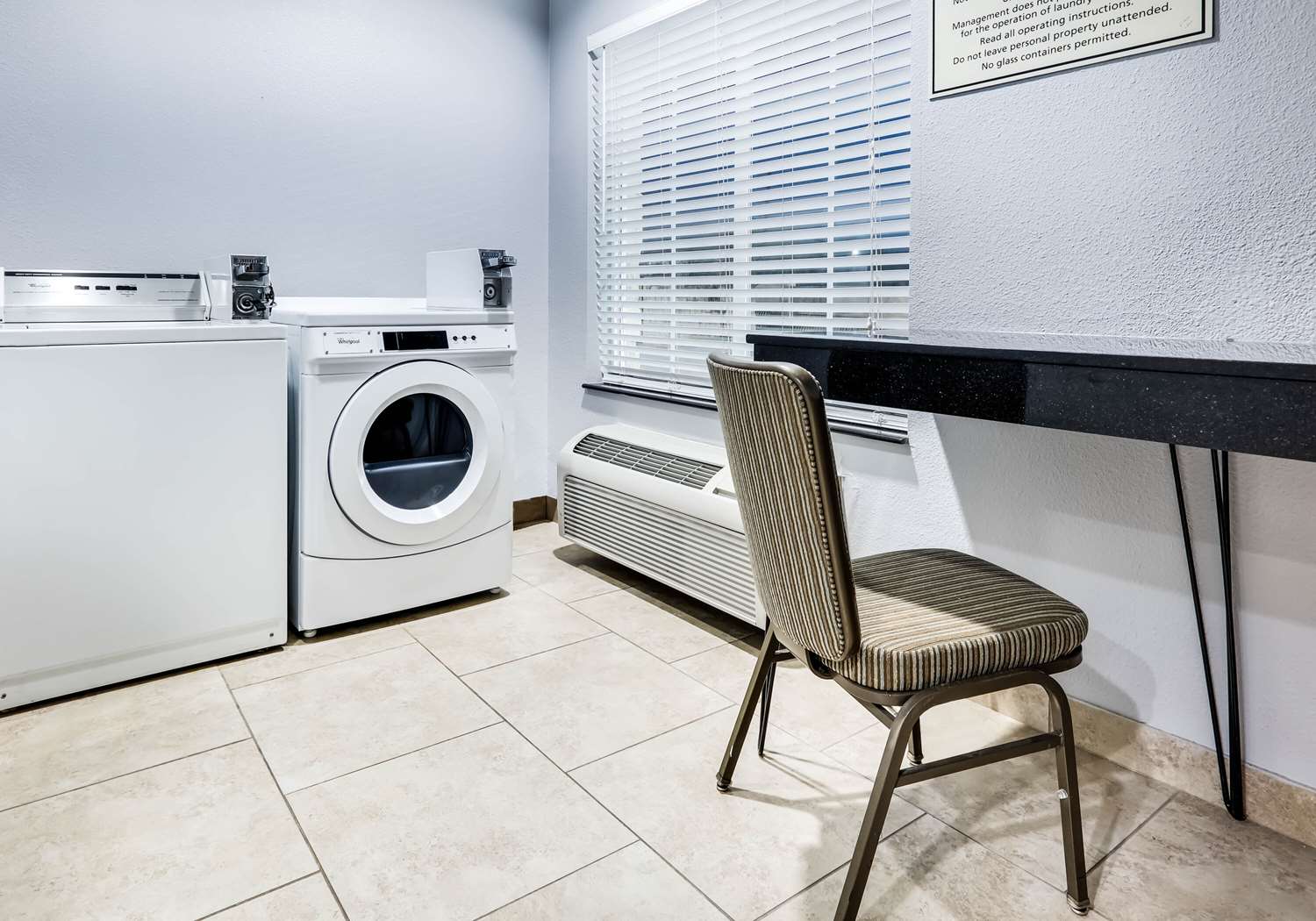 La Quinta Inn and Suites by Wyndham DFW Airport West - Euless 11/65