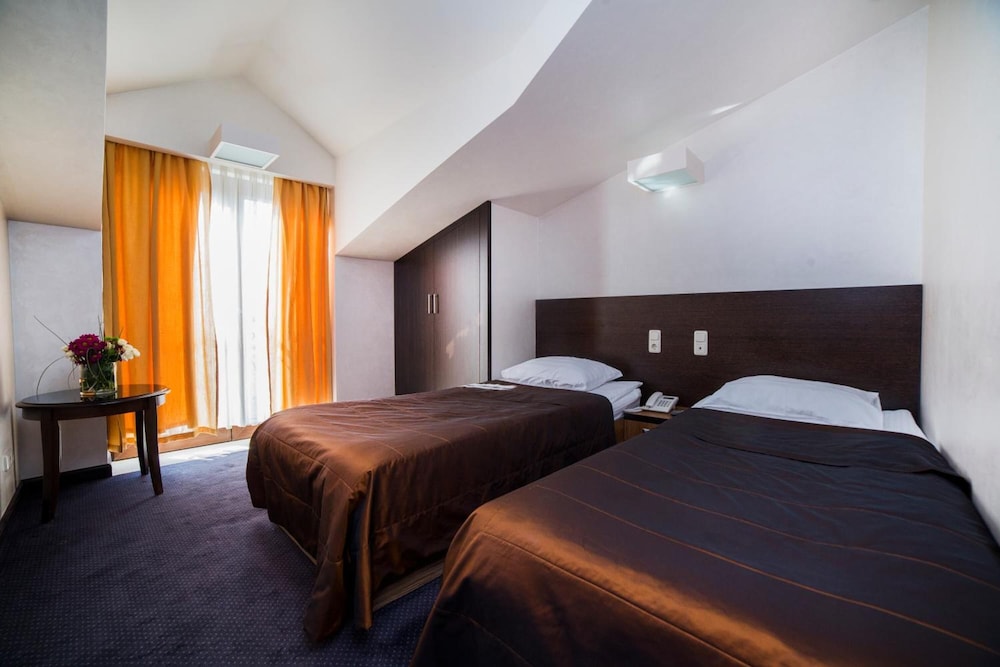 Cascade Hotel 20/46