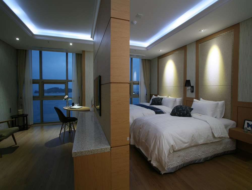 PREMIER, TWIN BEDS, OCEAN VIEW