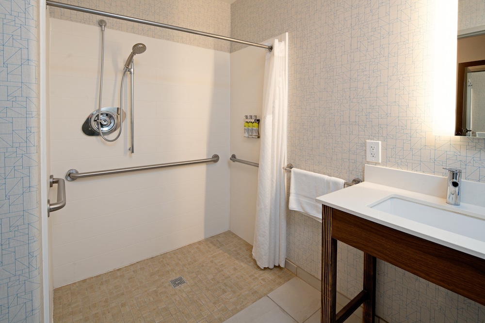 Holiday Inn Express Hotel And Suites Fresno South 55/55