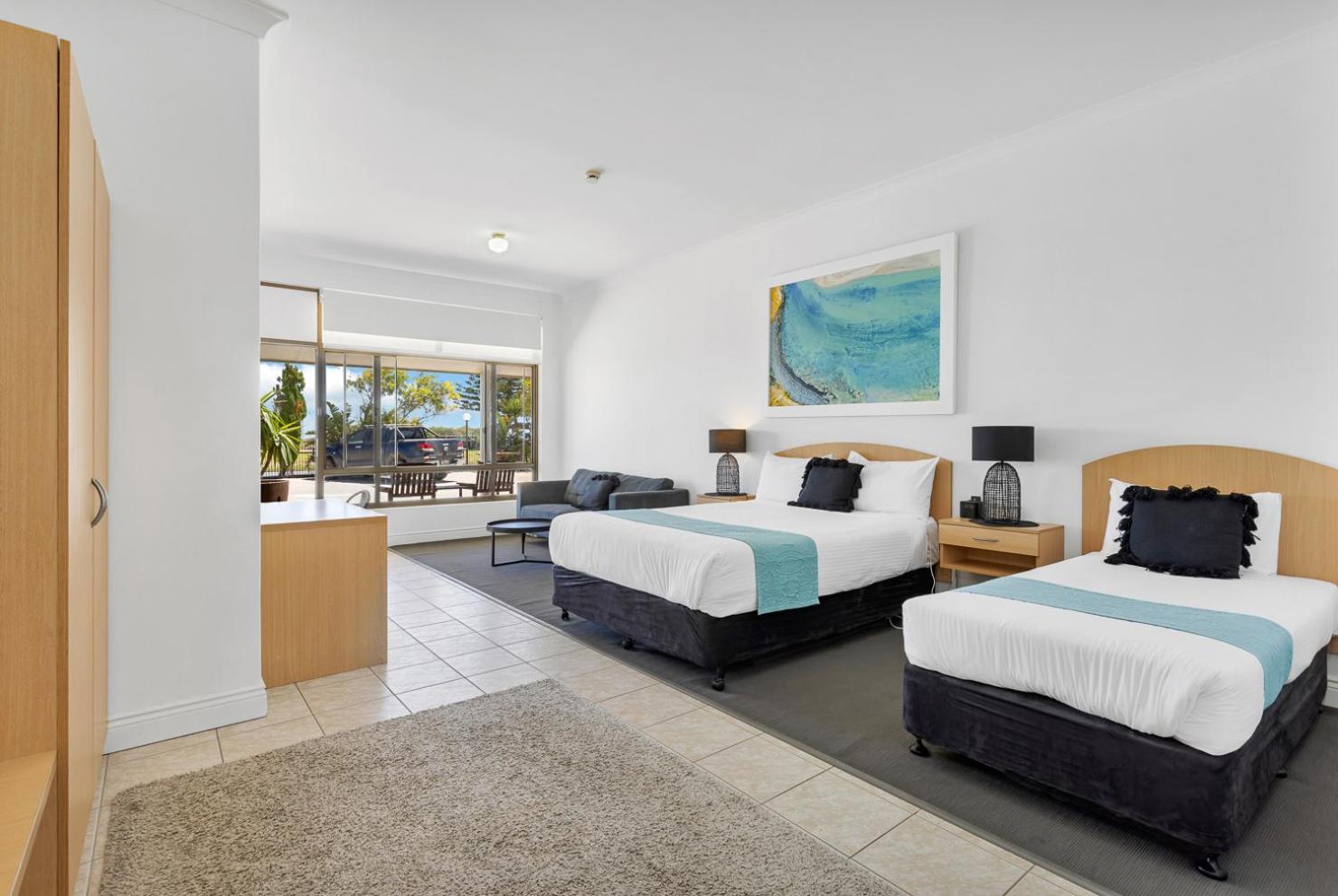 Suite, 1 Queen and 1 Single Bed, Queen Bed, Ground Floor