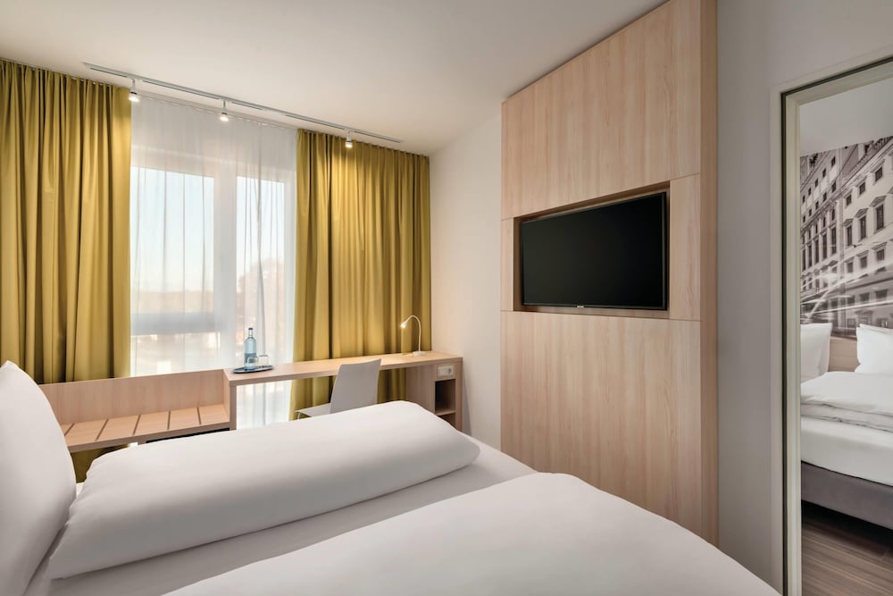 Adjoining, Standard, 4 Beds، Super 8 by Wyndham Augsburg 3/5