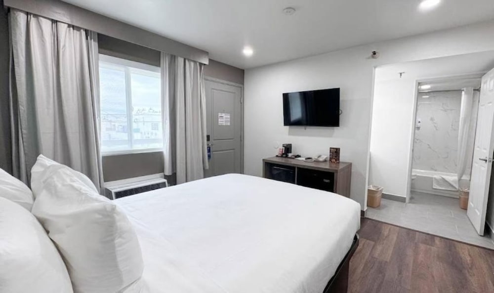 ROOM, KING BED, ACCESSIBLE