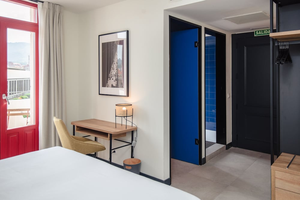 ROOM, TWIN BEDS