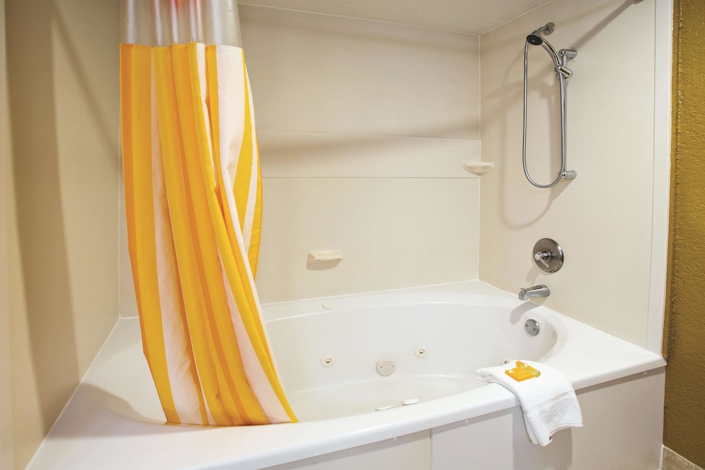 La Quinta Inn & Suites by Wyndham Hot Springs 30/57