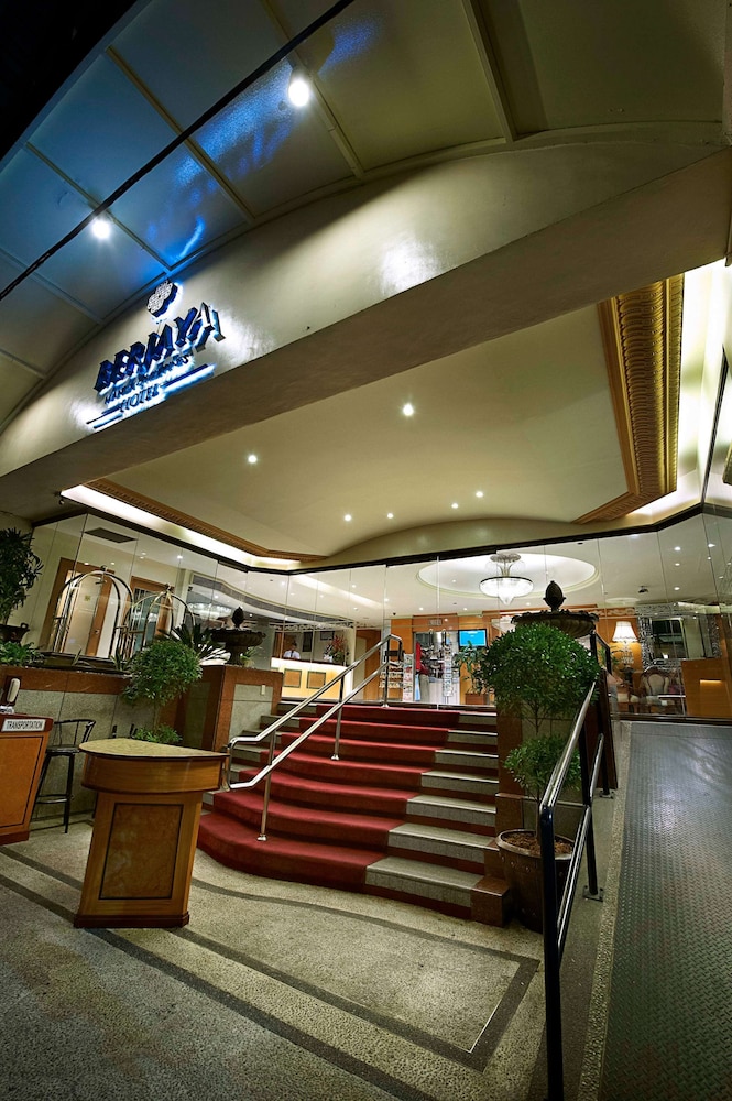 Berjaya Makati Hotel 12/72