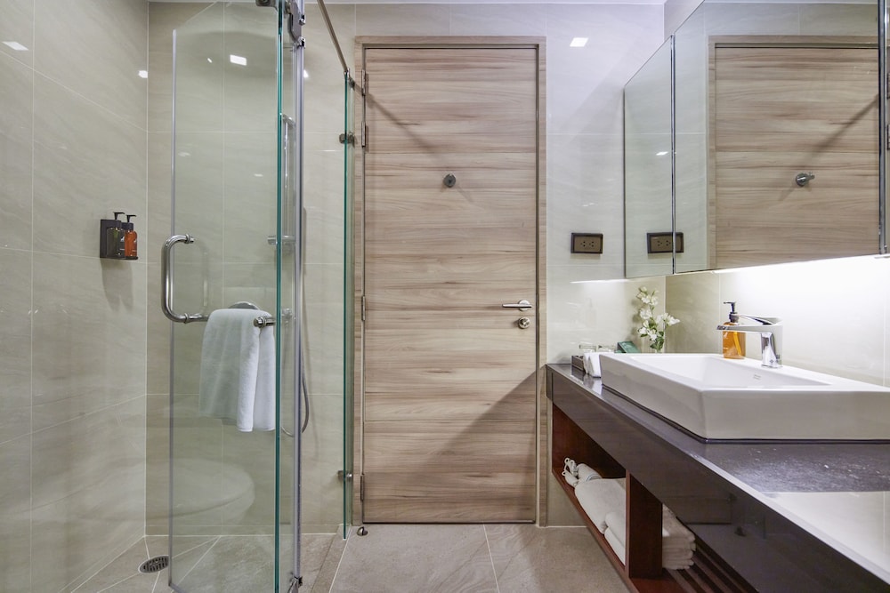 Adelphi Suites Bangkok 68/69