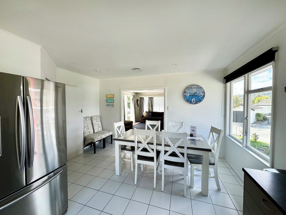 4 Bedrooms, Park, House, 5 Beds, 2 Queen Beds, Tahuna Beach Kiwi Holiday Park & Motel 8/10