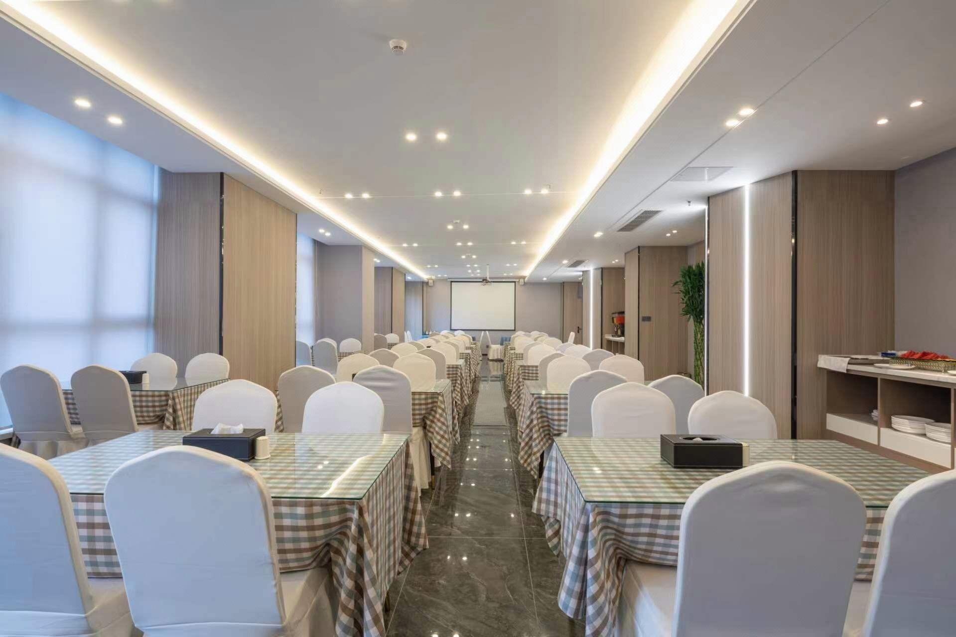James Joyce Coffetel Hotel (Jinan West Railway Station Convention and Exhibition Center) 40/47