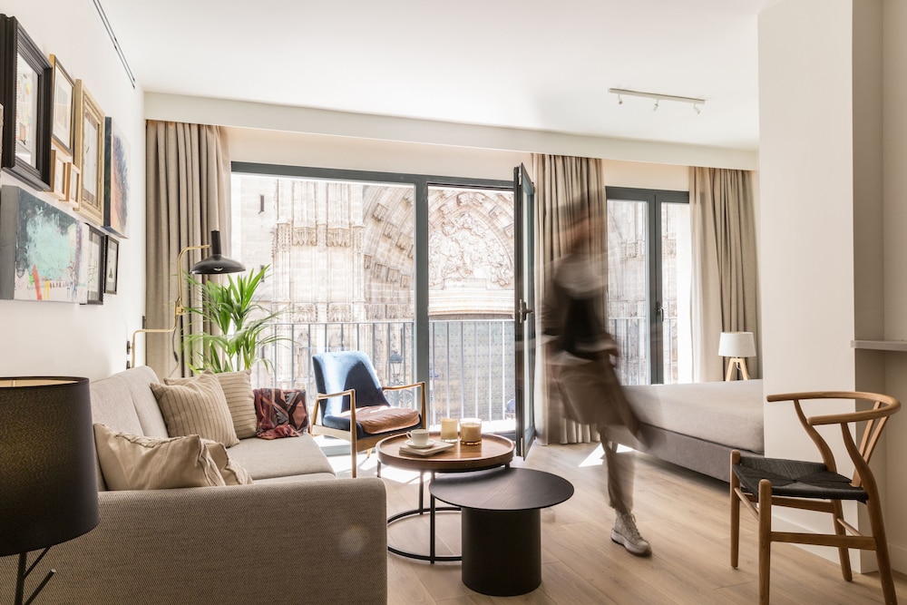 PUERTA CATEDRAL SUITES 36/50