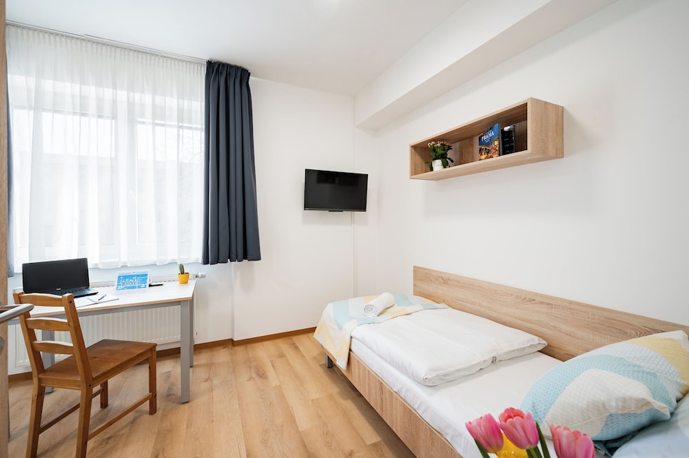 University Hotel 12/50