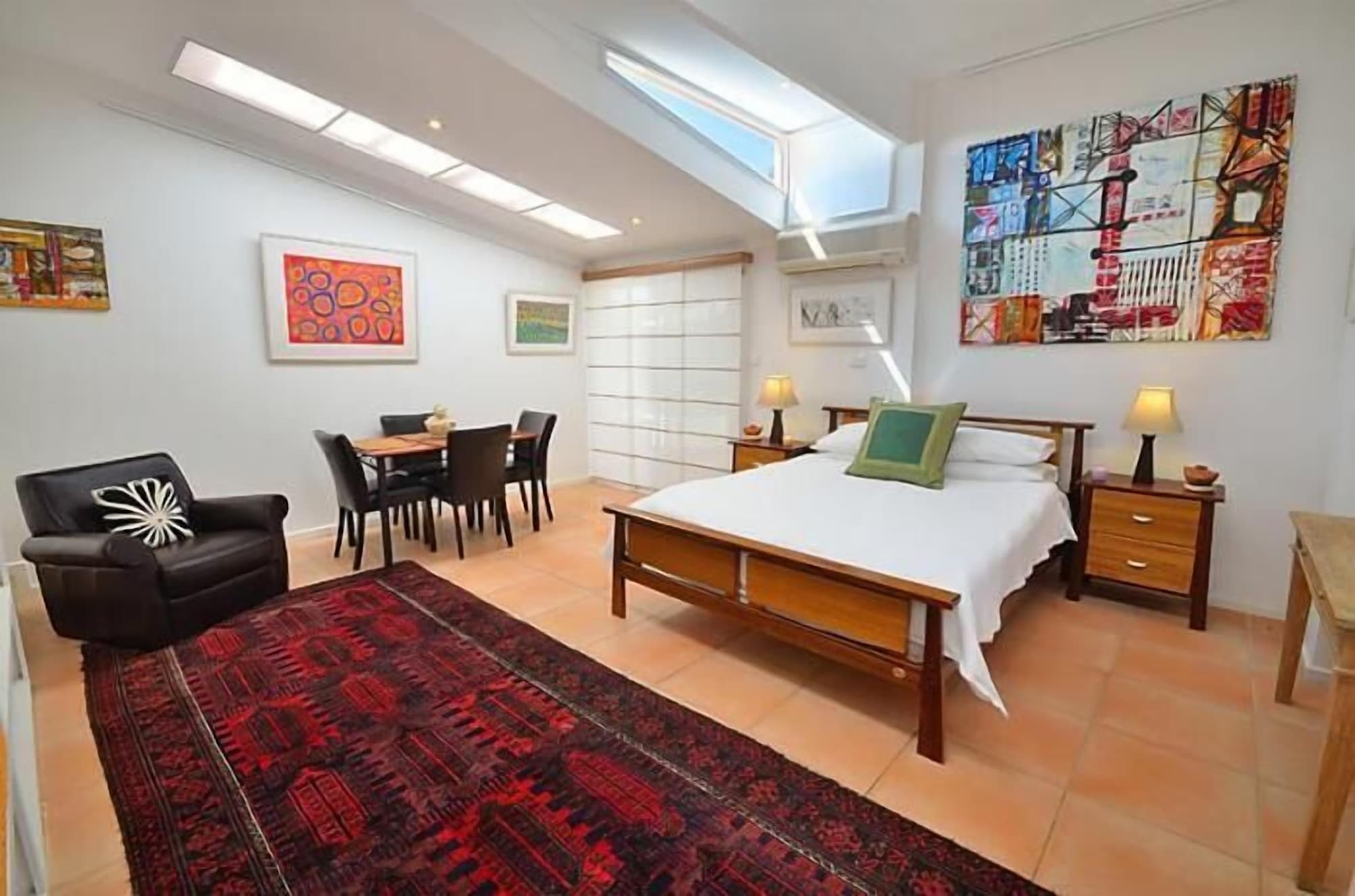 STUDIO, KITCHENETTE