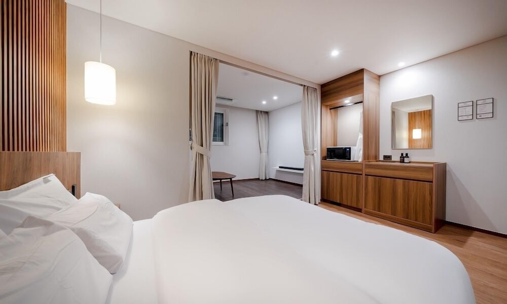 Cinema, Queen Bed