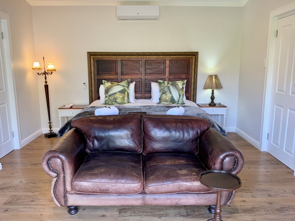 Deluxe, Executive, King Bed, Goblin S Mead 4/8