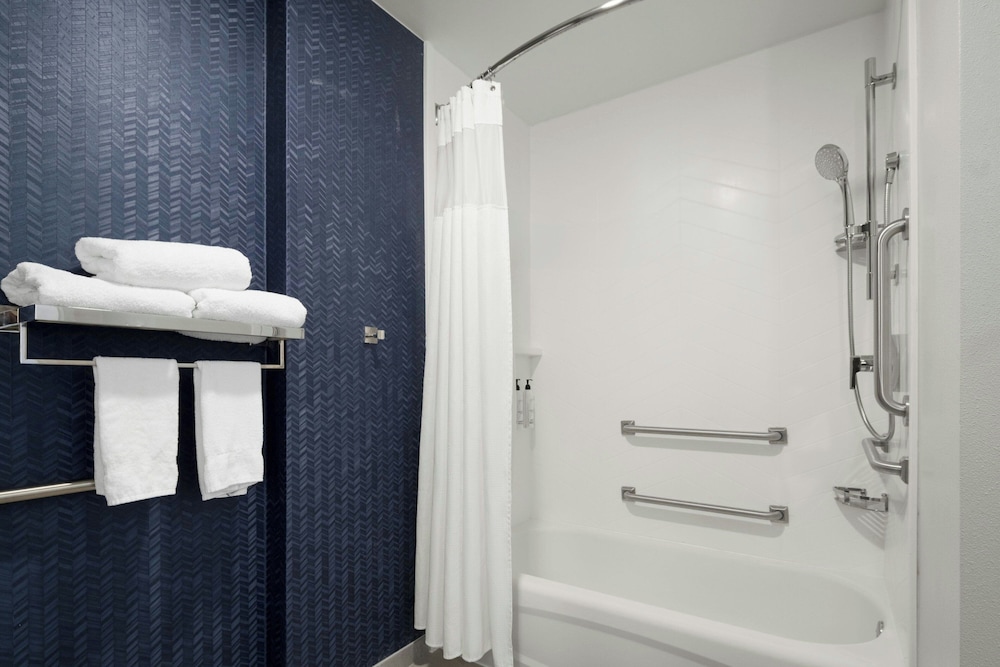 Fairfield Inn & Suites Newark Liberty International Airport 36/38